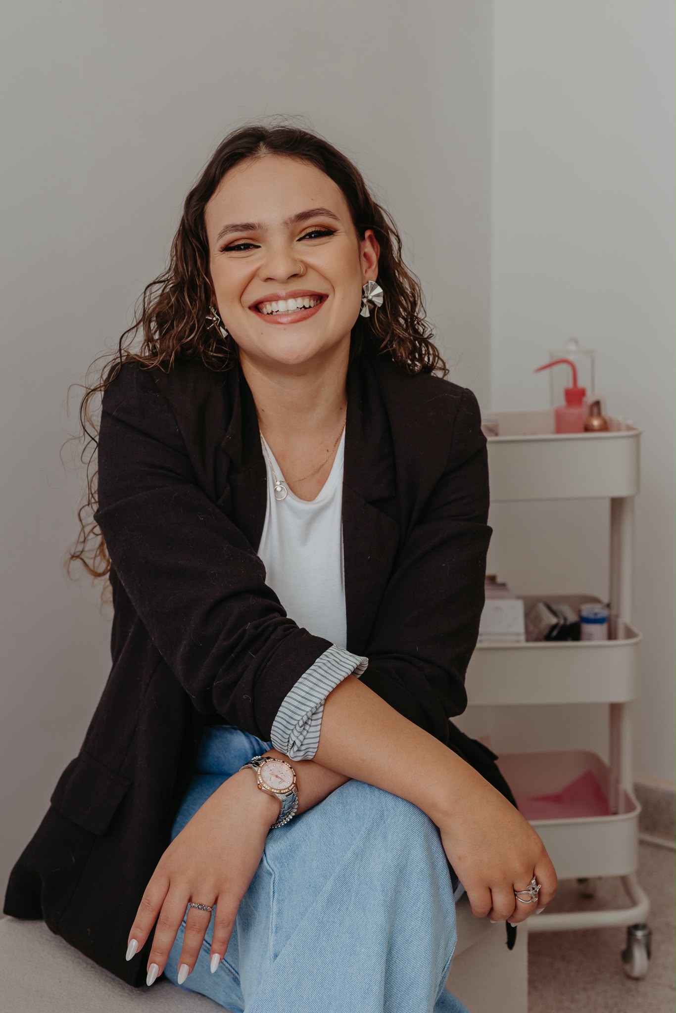Luana Prudente no estúdio, a sorrir junto ao carrinho de materiais