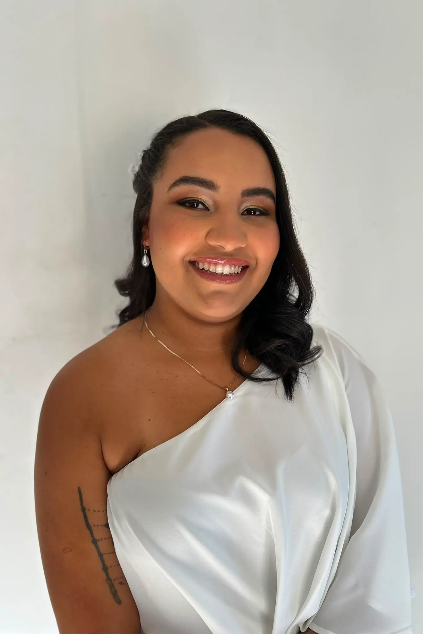 Cliente com maquilhagem profissional, retrato sorridente